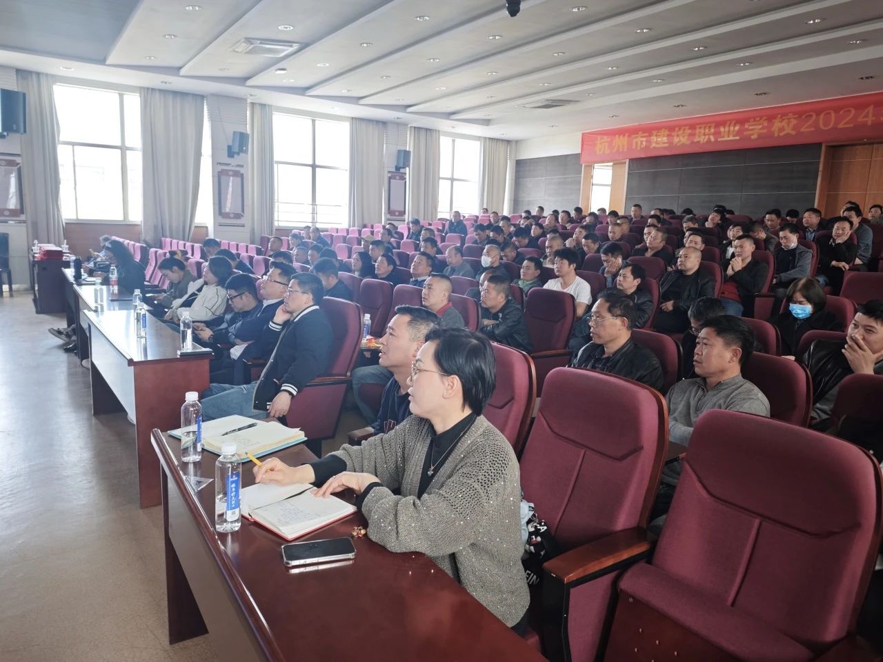 向光而行，再啟新程 | 南鴻裝飾3月項(xiàng)目經(jīng)理會(huì)議暨最美家人表彰大會(huì)圓滿舉行