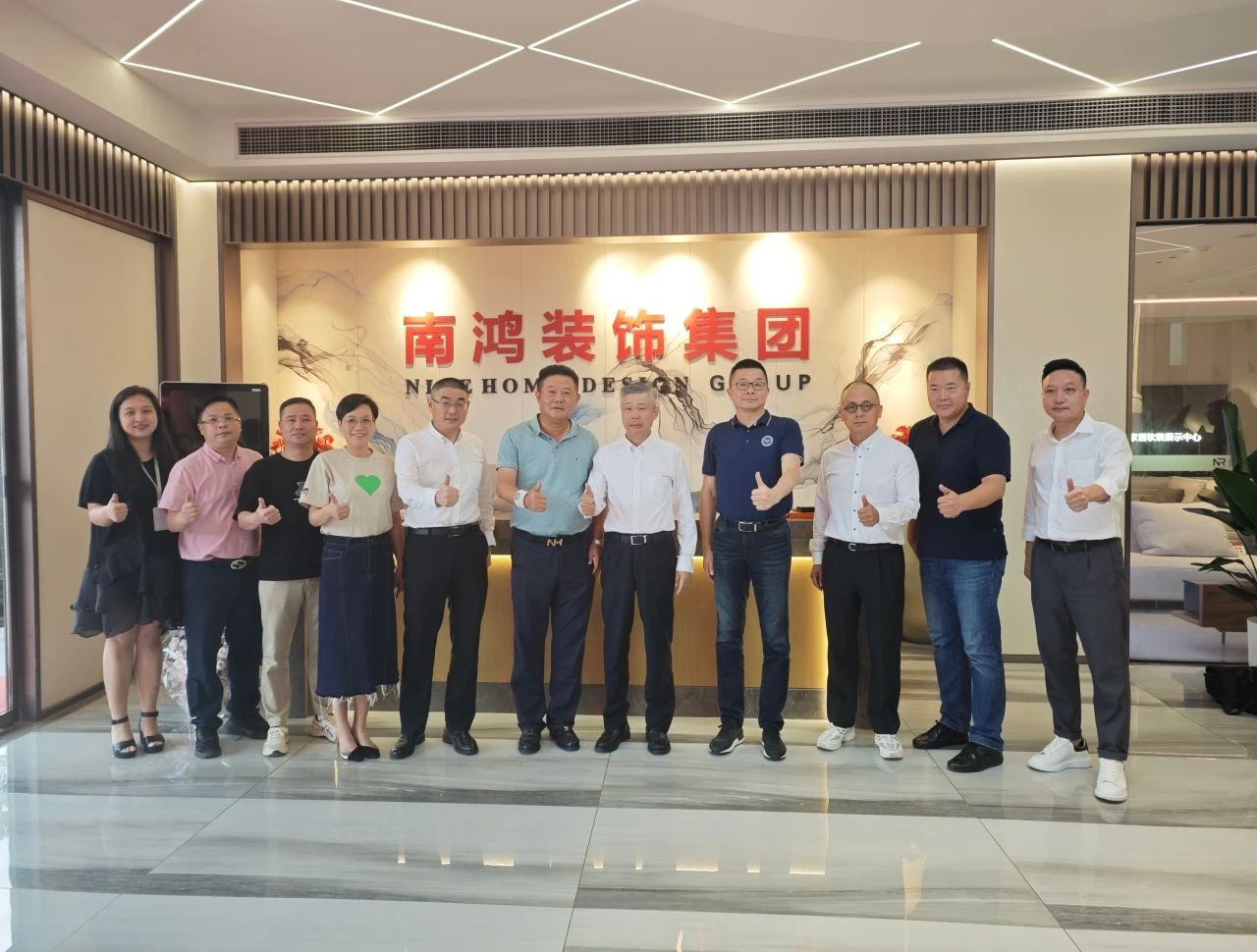 熱烈歡迎全聯(lián)家具裝飾業(yè)商會、敏華控股集團一行蒞臨南鴻裝飾參觀指導(dǎo)